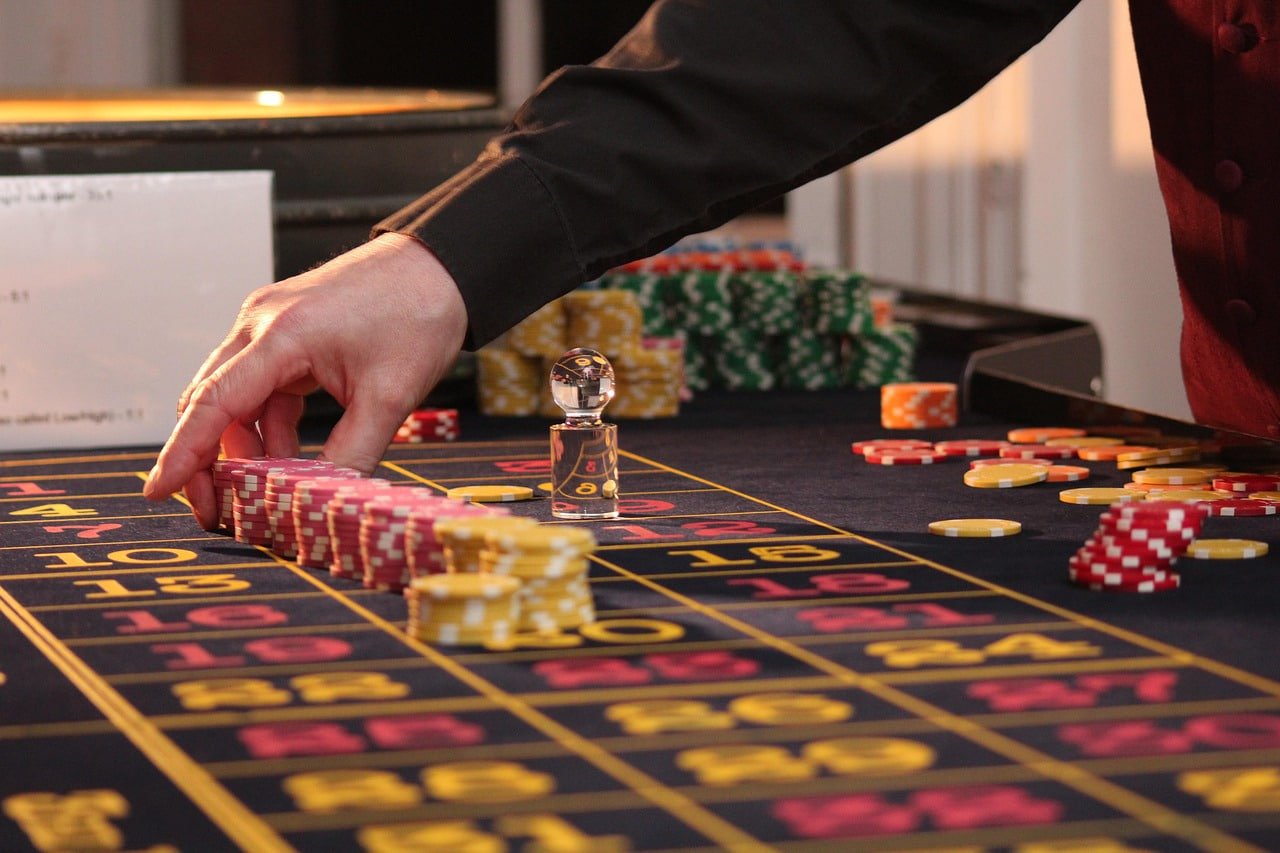 Texas Hold'em Bonus payout table displayed on lunar slot live-dealer interface